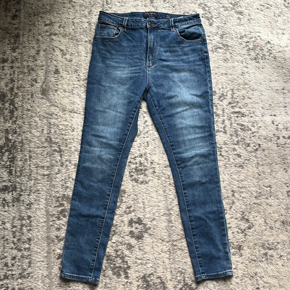 Lucky Brand Highrise Bella Jeans - Picture 2 of 4